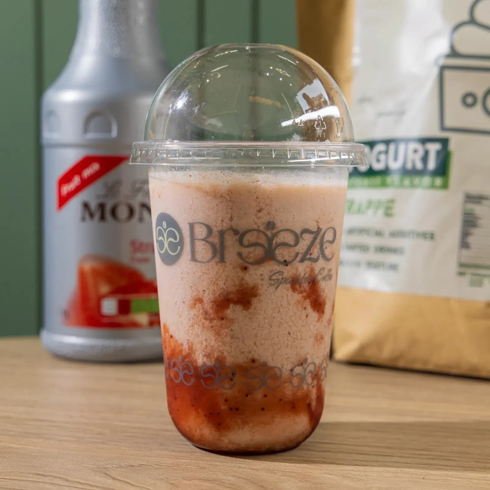 YOGURT FRAPPE STRAWBERRY