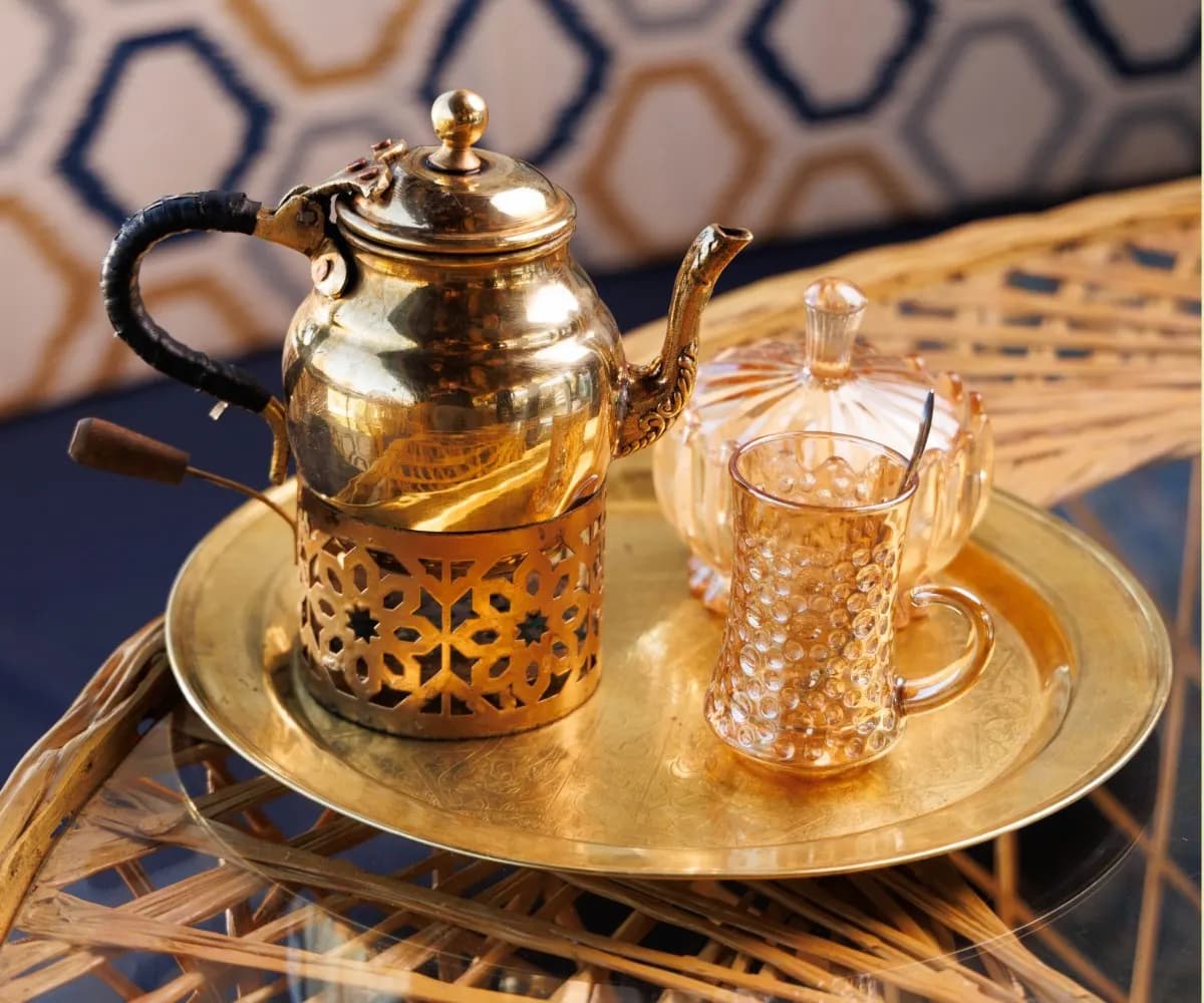 أبريق شاي أحمر كبير