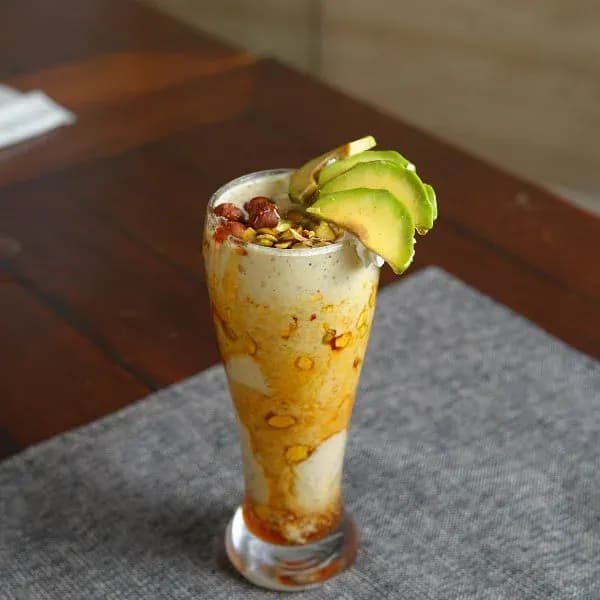 افوكادو مع الحليب والمكسرات