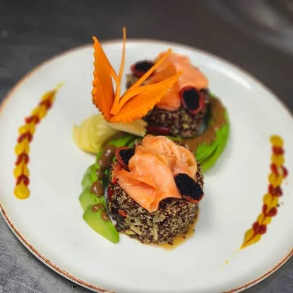 سلطة كينوا بالكافيار والسلمون