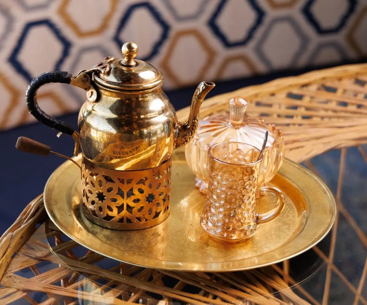 أبريق شاي أحمر صغير